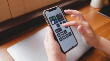 انقسام على تويتر: هل تتجسس أبل مستخدمي آيفون 17 سرًا في 2025؟